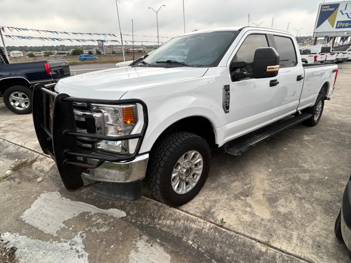 2022 White Ford F-250 SD King Ranch Crew Cab 4WD (1FT7W2B62NE) with an 6.2L V8 OHV 16V engine, 6A transmission, located at 1687 Business 35 S, New Braunfels, TX, 78130, (830) 625-7159, 29.655487, -98.051491 - Photo#0